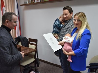 Zdjęcie z powitania nowej mieszkanki gminy Gościeradów