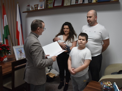 Zdjęcie z powitania nowego mieszkańca Gminy Gościeradów