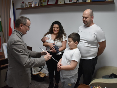 Zdjęcie z powitania nowego mieszkańca Gminy Gościeradów