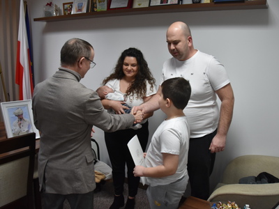 Zdjęcie z powitania nowego mieszkańca Gminy Gościeradów