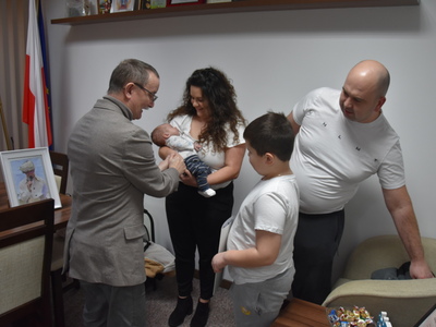 Zdjęcie z powitania nowego mieszkańca Gminy Gościeradów