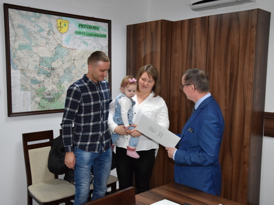 Zdjęcie z powitania nowego mieszkańca gminy Gościeradów