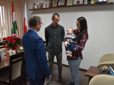 Zdjęcie z powitania nowego mieszkańca gminy Gościeradów