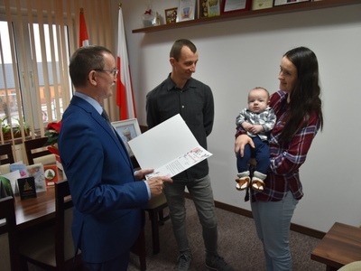 Zdjęcie z powitania nowego mieszkańca gminy Gościeradów