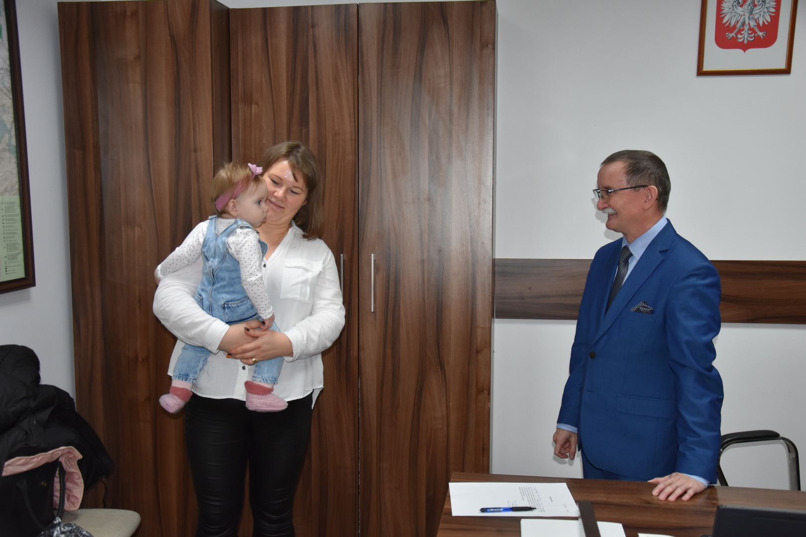 Zdjęcie z powitania nowego mieszkańca gminy Gościeradów