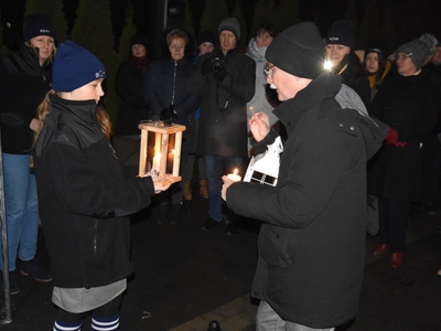 Zdjęcie z przekazania Betlejemskiego Światła Pokoju w gminie Gościeradów