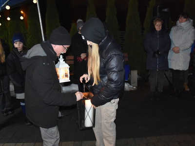 Zdjęcie z przekazania Betlejemskiego Światła Pokoju w gminie Gościeradów