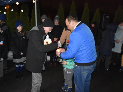 Zdjęcie z przekazania Betlejemskiego Światła Pokoju w gminie Gościeradów