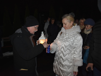 Zdjęcie z przekazania Betlejemskiego Światła Pokoju w gminie Gościeradów