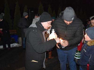 Zdjęcie z przekazania Betlejemskiego Światła Pokoju w gminie Gościeradów