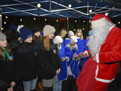 Zdjęcie z przekazania Betlejemskiego Światła Pokoju w gminie Gościeradów