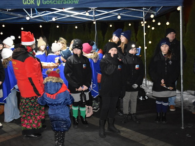 Zdjęcie z przekazania Betlejemskiego Światła Pokoju w gminie Gościeradów