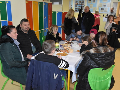 Zdjęcie z przekazania Betlejemskiego Światła Pokoju w gminie Gościeradów