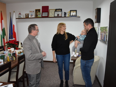 Zdjęcie z powitania nowego mieszkańca gminy Gościeradów