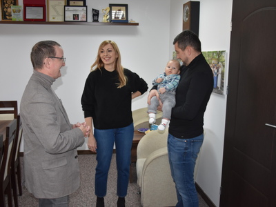 Zdjęcie z powitania nowego mieszkańca gminy Gościeradów