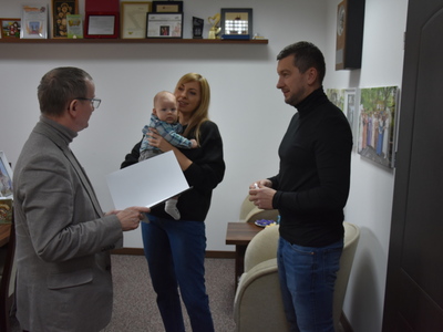 Zdjęcie z powitania nowego mieszkańca gminy Gościeradów