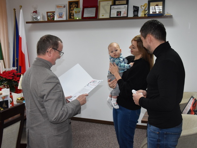 Zdjęcie z powitania nowego mieszkańca gminy Gościeradów