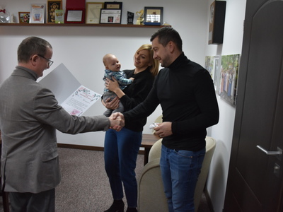 Zdjęcie z powitania nowego mieszkańca gminy Gościeradów