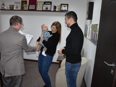 Zdjęcie z powitania nowego mieszkańca gminy Gościeradów