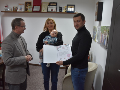 Zdjęcie z powitania nowego mieszkańca gminy Gościeradów