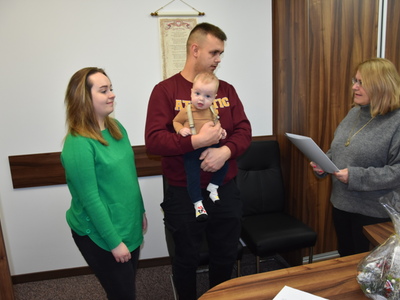 Zdjęcie z powitania nowego mieszkańca gminy Gościeradów