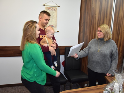 Zdjęcie z powitania nowego mieszkańca gminy Gościeradów