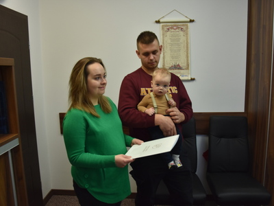Zdjęcie z powitania nowego mieszkańca gminy Gościeradów