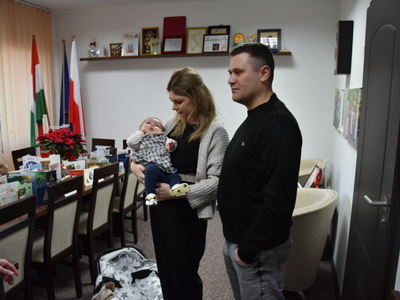 Zdjęcie z powitania nowego mieszkańca gminy Gościeradów