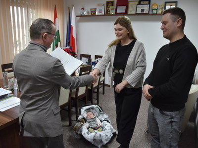 Zdjęcie z powitania nowego mieszkańca gminy Gościeradów