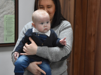 Zdjęcie z powitania nowego mieszkańca gminy Gościeradów