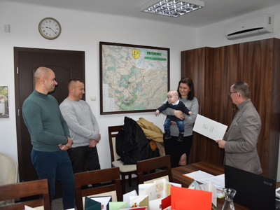 Zdjęcie z powitania nowego mieszkańca gminy Gościeradów