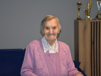 Zdjęcie z wizyty u 100-latki mieszkającej w Gminie Gościeradów