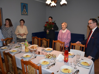 Zdjęcie z wizyty u 100-latki mieszkającej w Gminie Gościeradów