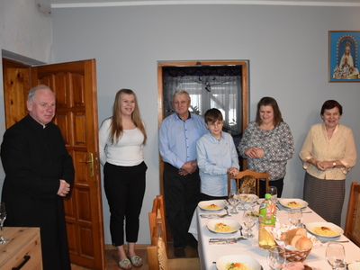 Zdjęcie z wizyty u 100-latki mieszkającej w Gminie Gościeradów