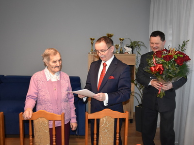 Zdjęcie z wizyty u 100-latki mieszkającej w Gminie Gościeradów