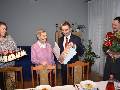 Zdjęcie z wizyty u 100-latki mieszkającej w Gminie Gościeradów