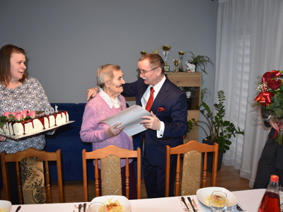 Zdjęcie z wizyty u 100-latki mieszkającej w Gminie Gościeradów