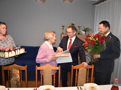 Zdjęcie z wizyty u 100-latki mieszkającej w Gminie Gościeradów