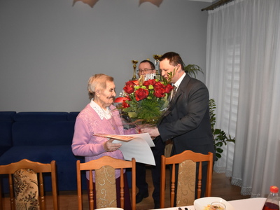 Zdjęcie z wizyty u 100-latki mieszkającej w Gminie Gościeradów