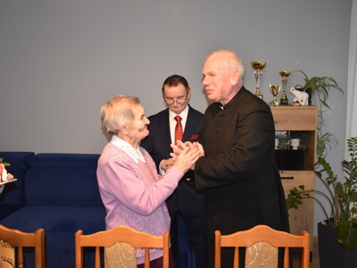 Zdjęcie z wizyty u 100-latki mieszkającej w Gminie Gościeradów