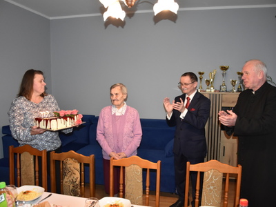 Zdjęcie z wizyty u 100-latki mieszkającej w Gminie Gościeradów