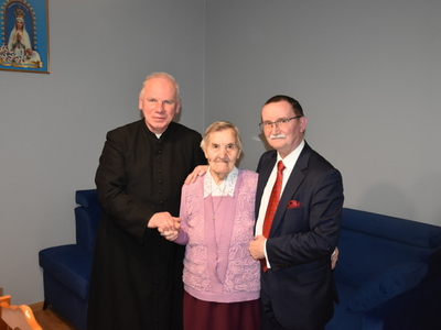 Zdjęcie z wizyty u 100-latki mieszkającej w Gminie Gościeradów