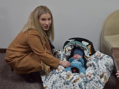 Zdjęcie z powitania nowego mieszkańca gminy Gościeradów