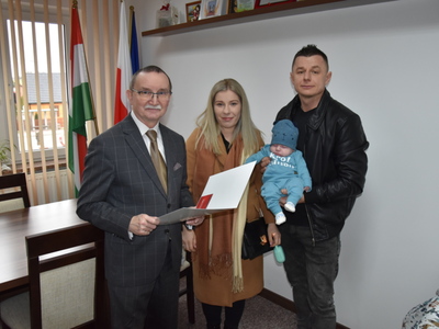 Zdjęcie z powitania nowego mieszkańca gminy Gościeradów