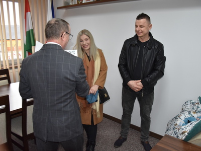 Zdjęcie z powitania nowego mieszkańca gminy Gościeradów