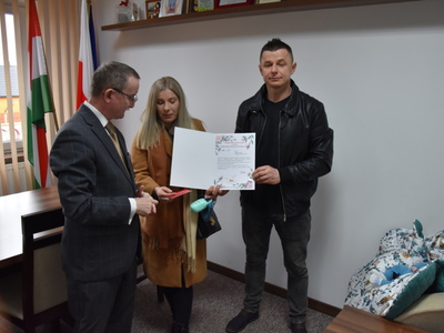 Zdjęcie z powitania nowego mieszkańca gminy Gościeradów