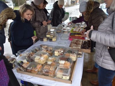 Zdjęcia przed firmą Erkado Sp. z o.o. z Charytatywnego Kiermaszu Ciast