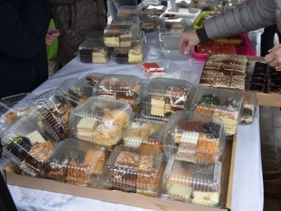 Zdjęcia przed firmą Erkado Sp. z o.o. z Charytatywnego Kiermaszu Ciast