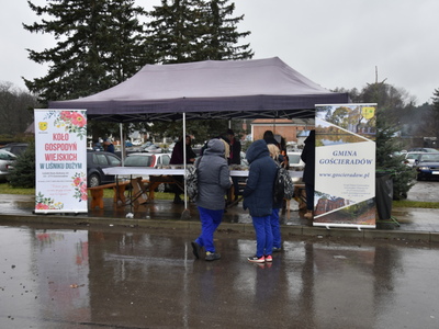 Zdjęcia przed firmą Erkado Sp. z o.o. z Charytatywnego Kiermaszu Ciast