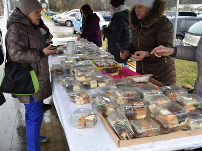Zdjęcia przed firmą Erkado Sp. z o.o. z Charytatywnego Kiermaszu Ciast
